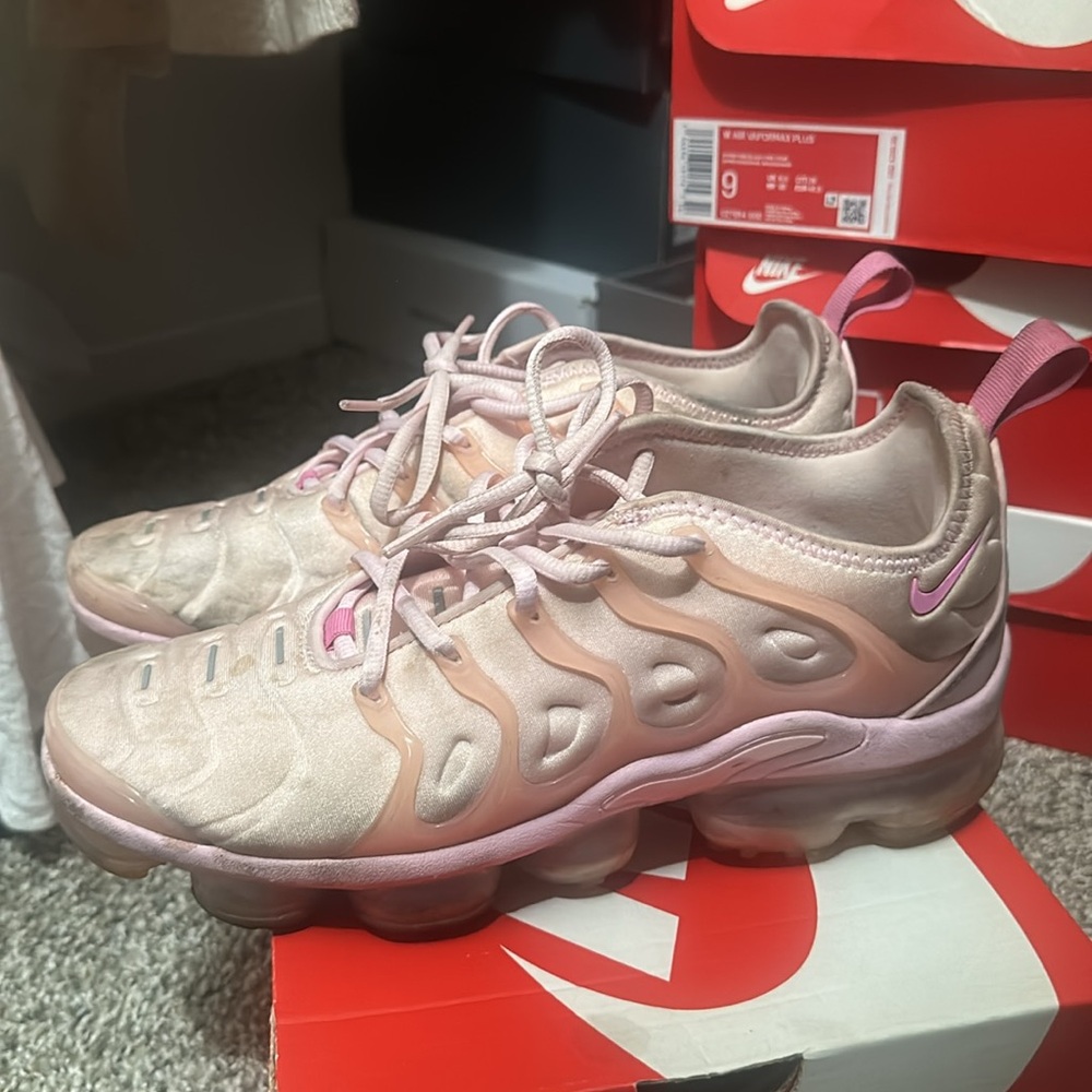 Nike VaporMax Plus Free Gift 🎁
Bubblegum Pink Sneakers 👟 Size 9 (Used Dirty) - Picture 4 of 12
